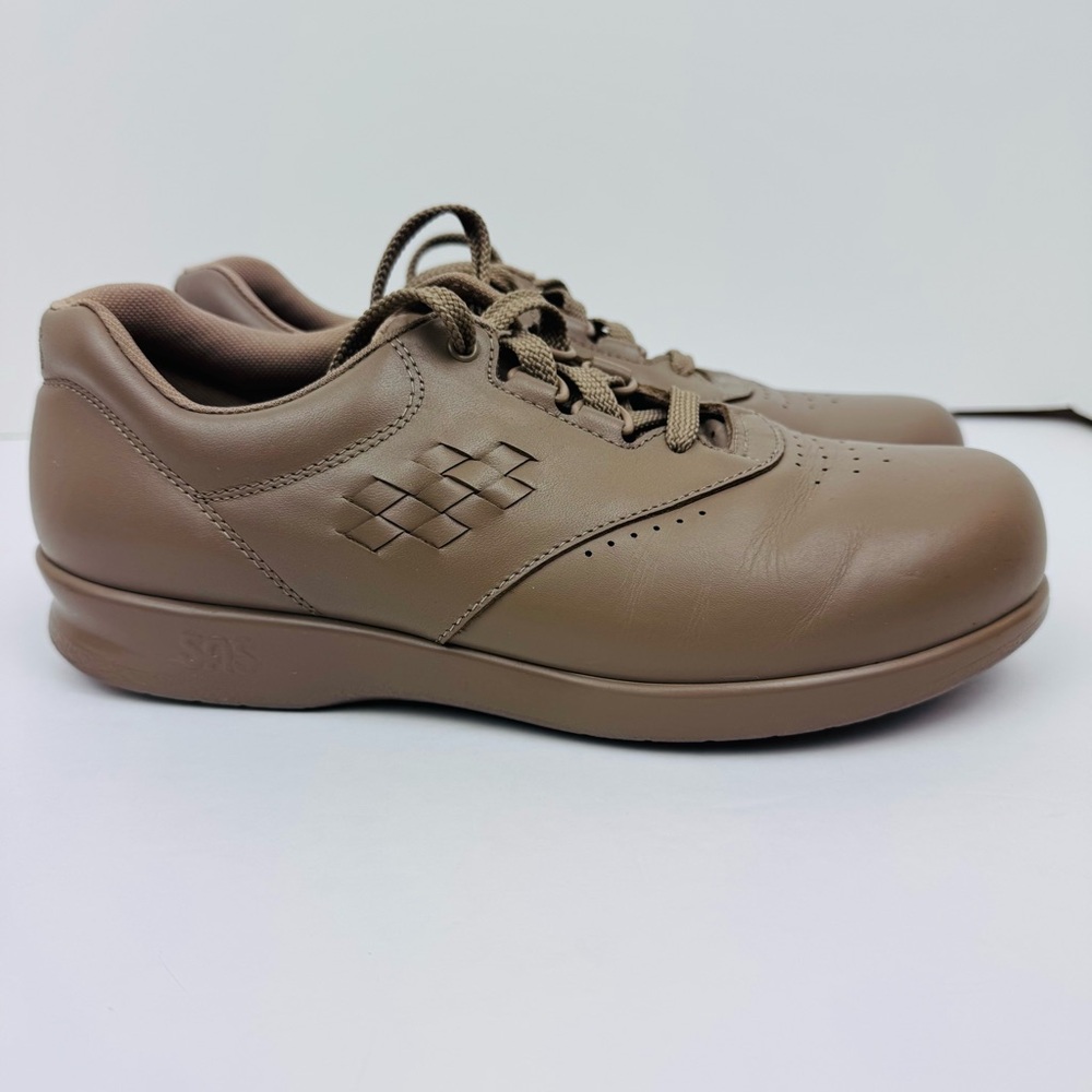 SAS Free Time walking shoe. Mocha color. Women’s size 7.5N. Comfort shoe.